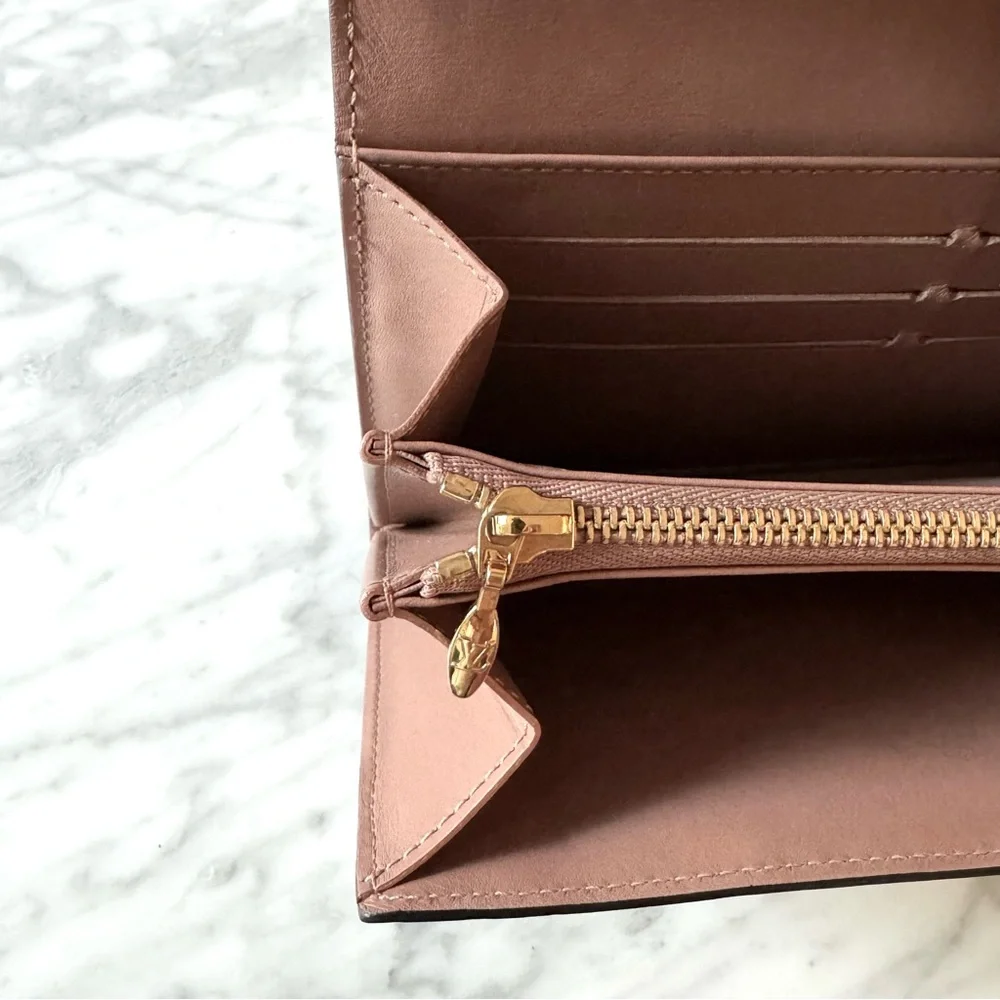 ๐ LOUIS VUITTON Authentic Neutral Pale Pink Patent Leather Wallet. - Picture 8 of 12